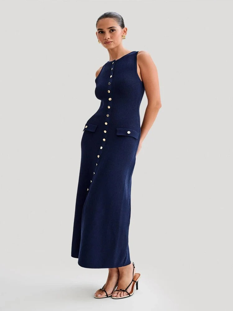 Nærbilde av de elegante knappedetaljene på den ermeløse bodycon-kjolen, gir et sofistikert preg til designet.