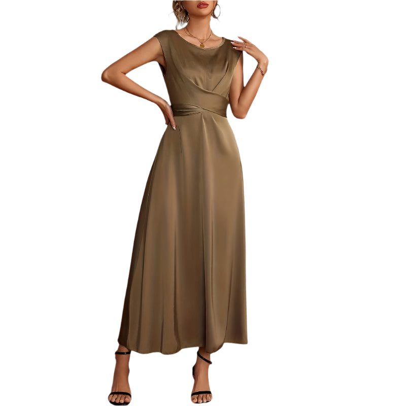 Elegant ermeløs brun sateng aftenkjole for kvinne, perfekt til fest og bryllup. Komfortabel design.