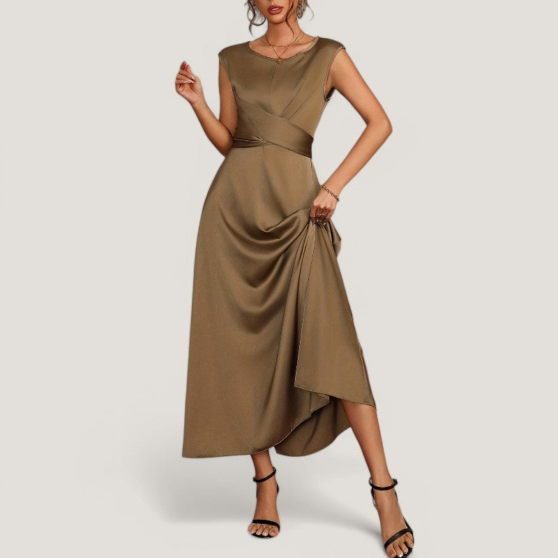 Ryggdetalj av elegant beige sateng aftenkjole for kvinne, med flytende stoff. Ideell festkjole.