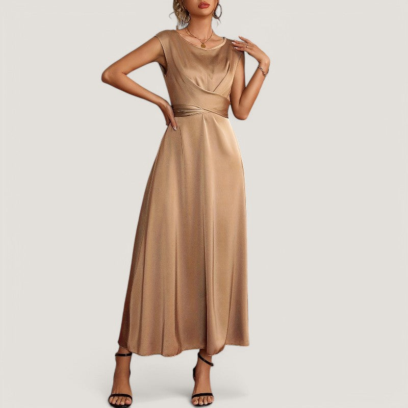 Luksuriøs elegant ermeløs brun satengkjole for kvinne. Perfekt aftenkjole til formelle arrangementer.