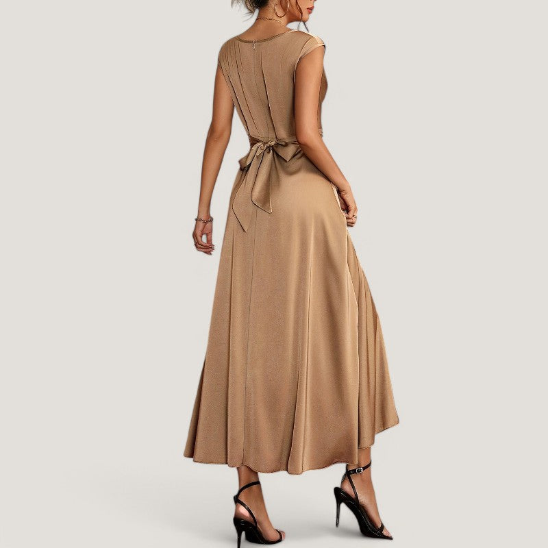 Nærbilde av den elegante ermeløse toppen på en brun sateng aftenkjole for kvinner. Festklar design.
