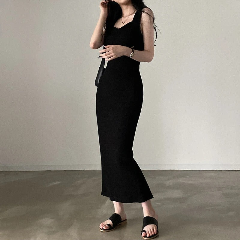 Ermeløs slim fit maxikjole for kvinner. Komfortabel og elegant med moderne firkantet hals, ideell for varmere dager.