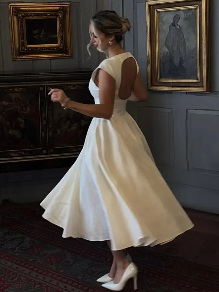 Lang elegant damekjole med volanger. Ermeløs maxikjole perfekt som festkjole eller kveldsantrekk.