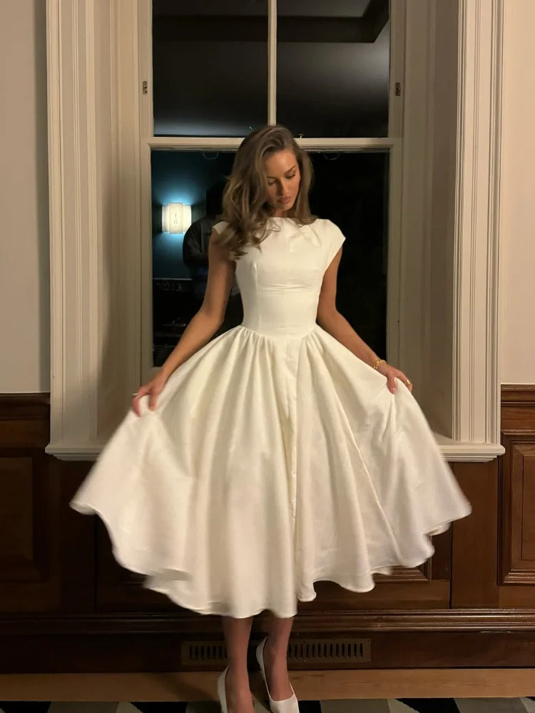 Kveldsantrekk: Elegant ermeløs maxikjole med volangdetaljer. Perfekt lang kjole for dame.