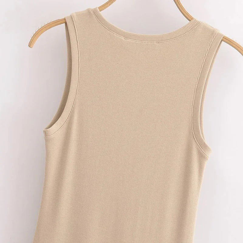 Elegant ermeløs maxikjole for kvinner, tilgjengelig i klassisk svart og beige.