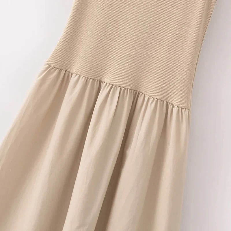 Beige ermeløs maxikjole for kvinner, viser komfortabel og elegant stil.