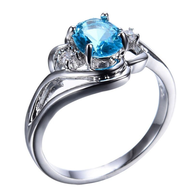 Elegant fødselssteinring for kvinner med glitrende cubic zirconia, perfekt motetilbehør.