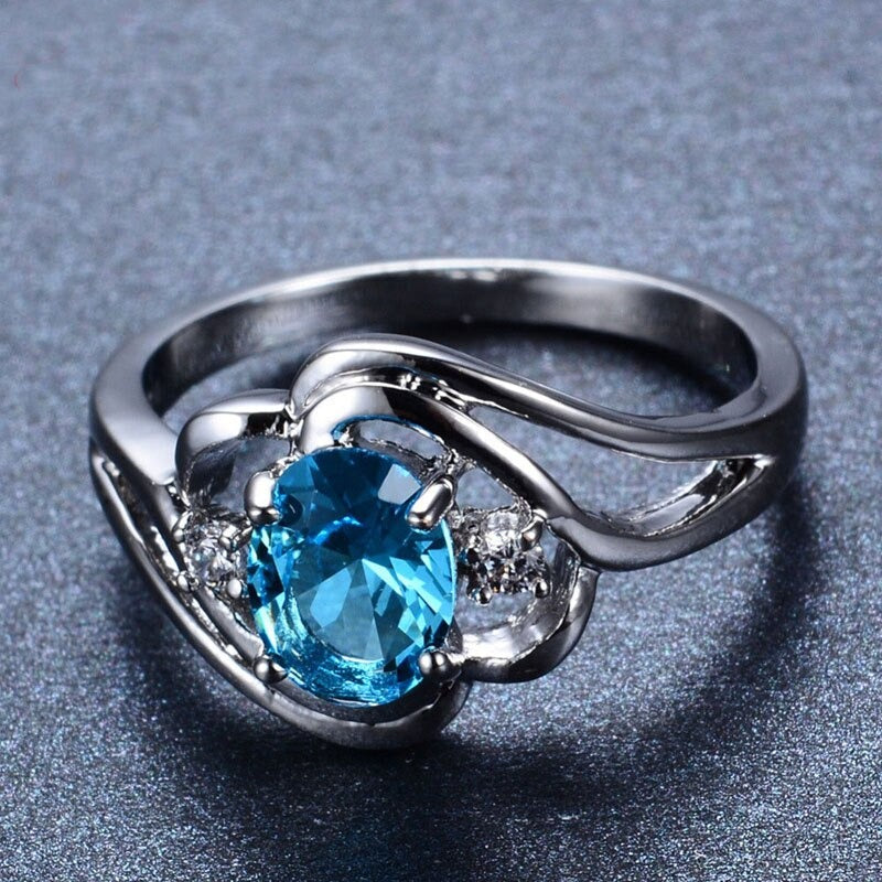 Blå fødselssteinring for kvinner, glitrende elegant smykke i cubic zirconia, ideell gave.