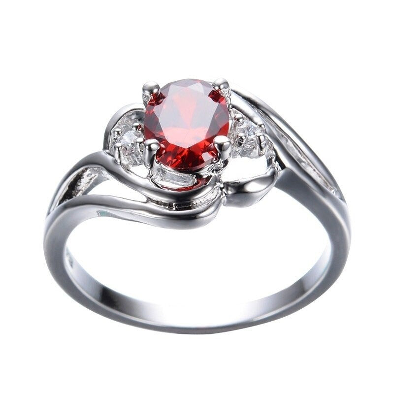 Kvinne hånd med elegant fødselssteinring; et glitrende personlig smykke og motetilbehør.