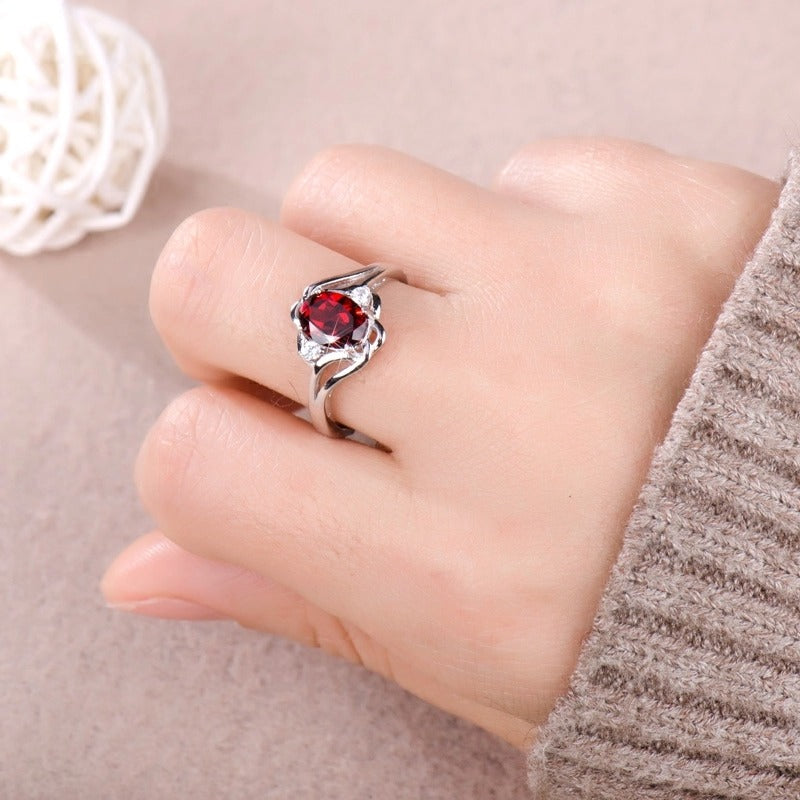 Fødselssteinring for kvinner med glitrende cubic zirconia steiner, et personlig og elegant smykke.