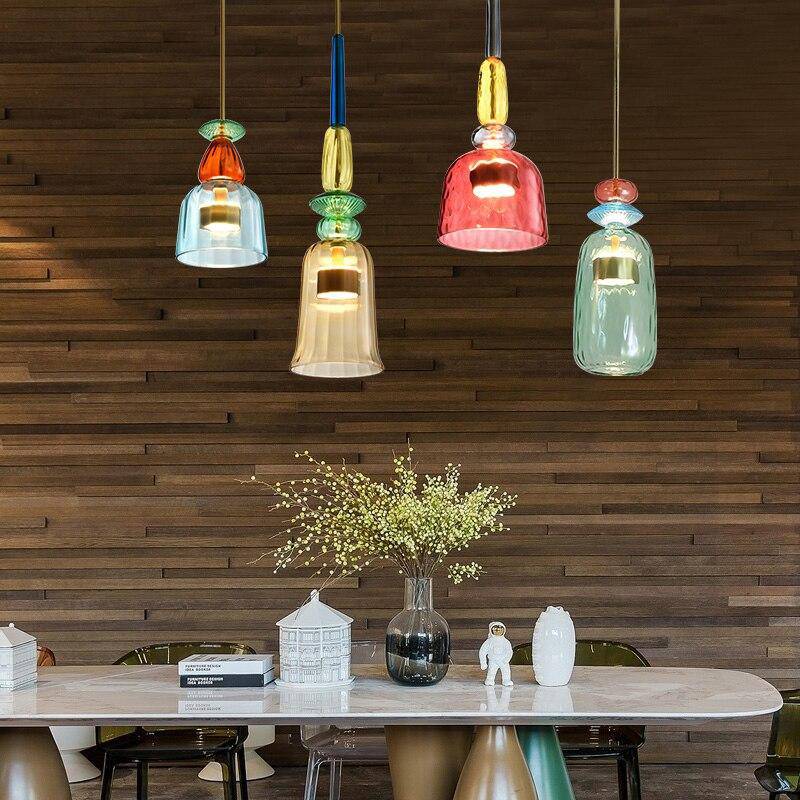Levende fargerik designlampe, en moderne pendellampe som gir varmt og innbydende lys til ethvert rom.