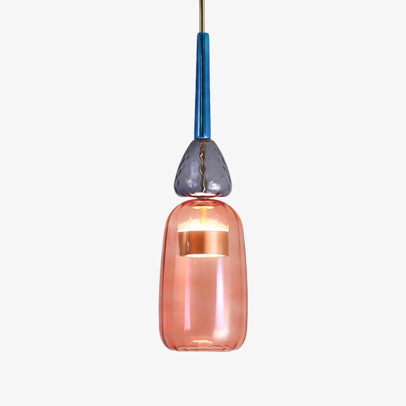 Nærbilde av fargerik pendellampe, fremhever det unike designet og den energieffektive LED-teknologien.