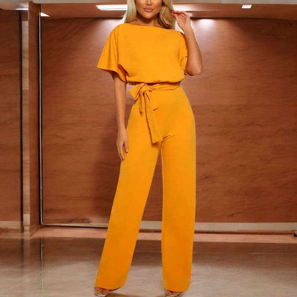 Moderne damemote: Figurnær jumpsuit som kombinerer eleganse og komfort for den stilbevisste kvinnen.