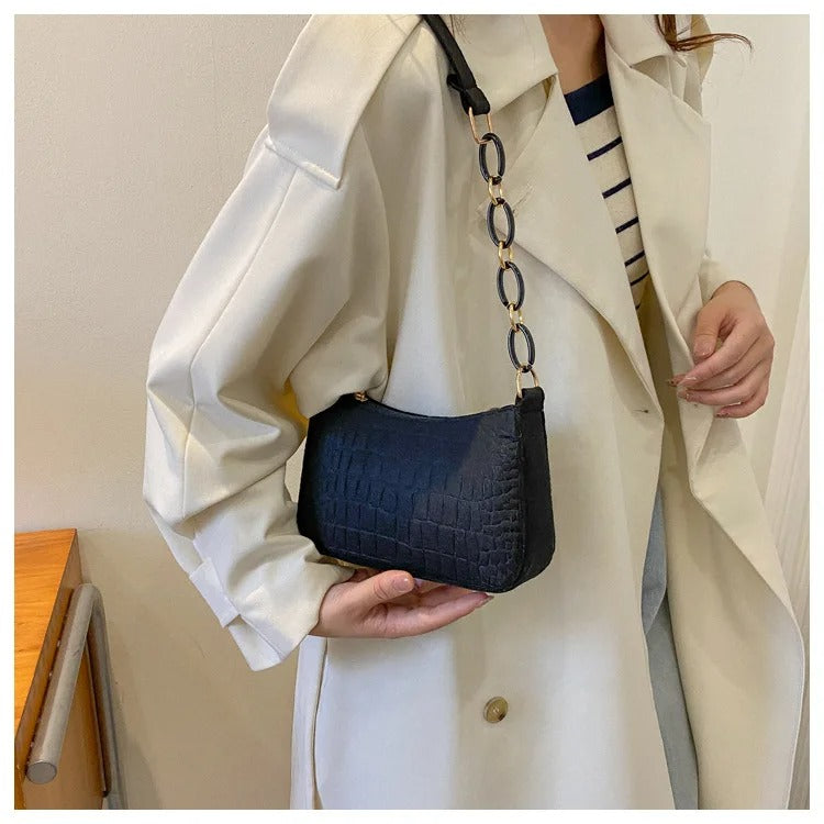 Stilren khaki filt armhuleveske for dame. En minimalistisk skulderveske som elegant tilbehør til ethvert antrekk.