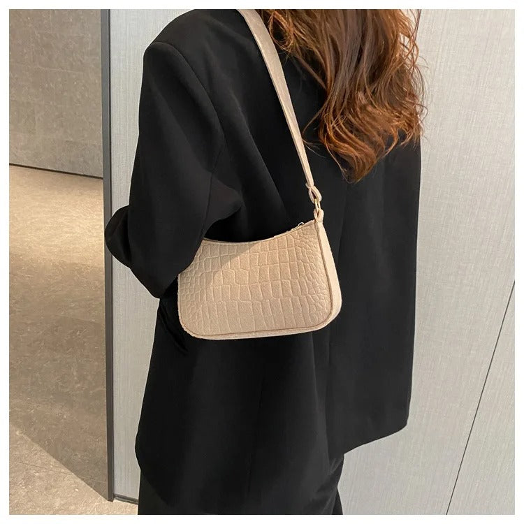 Hverdagslig filt armhuleveske for dame. Praktisk og elegant skulderveske, perfekt til jobb eller shopping.