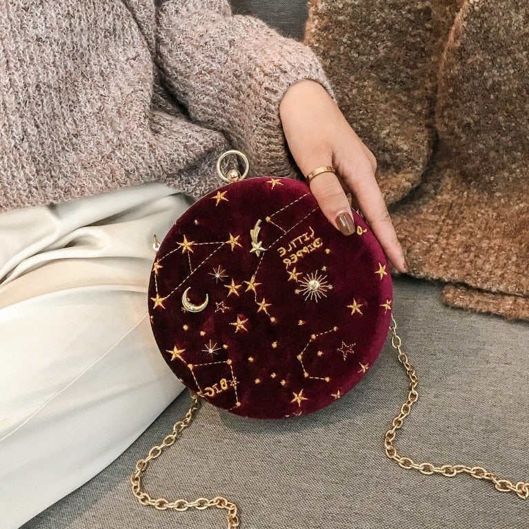 Dameveske i fløyel med konstellasjon. Trendy skulderveske og crossbody perfekt for motebevisste kvinner.