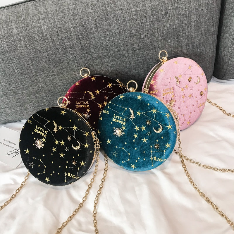 Frontbilde av elegant fløyelsveske med stjernemotiv og lang stropp, som skulderveske eller crossbody.
