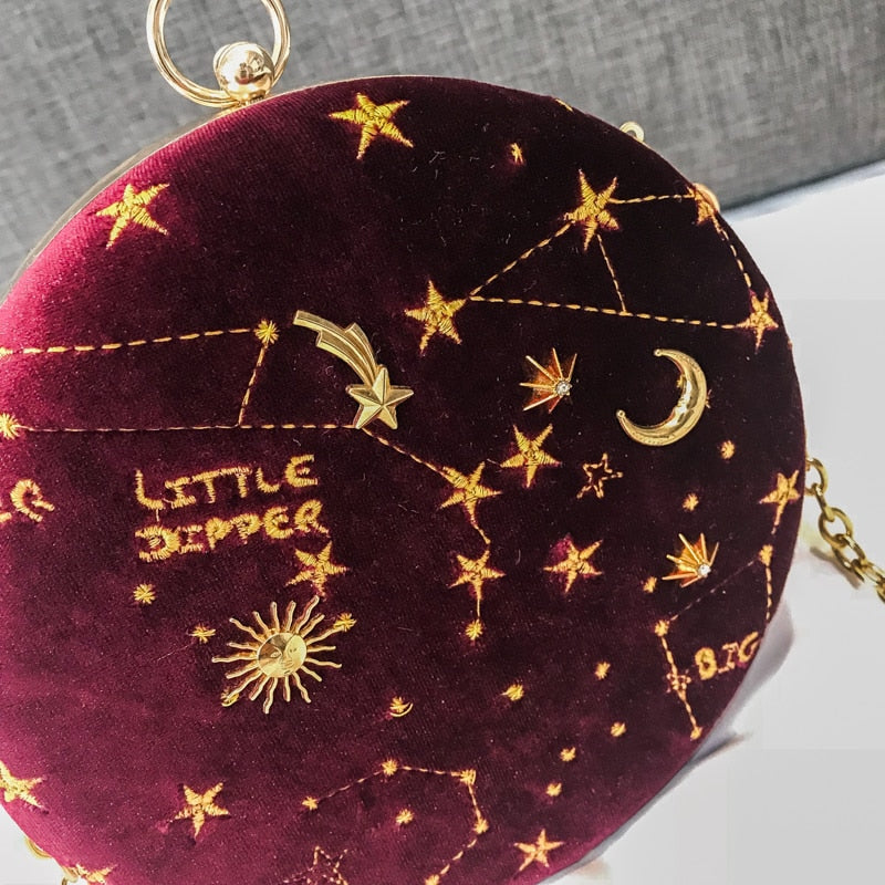 Luksuriøs fløyelsveske med unikt stjernemotiv. En glamorøs dameveske som skulderveske eller crossbody-modell.
