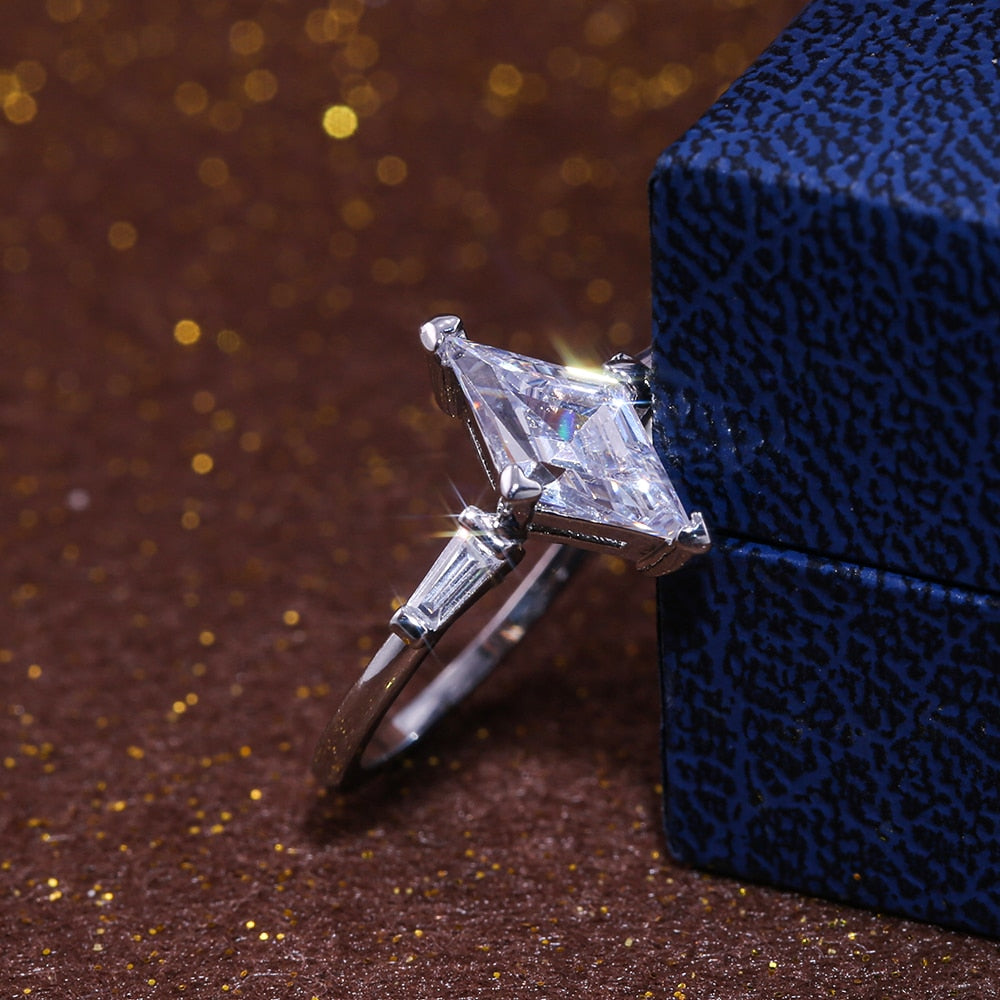 Elegant forlovelsesring for kvinner med skinnende marquise solitaire sten i sterlingsølv.