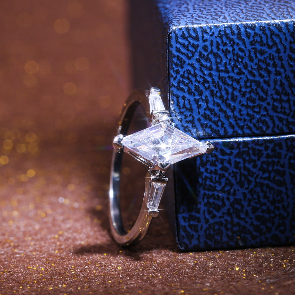 Nærbilde av glitrende marquise solitaire forlovelsesring. Perfekt diamantlignende smykke for kvinner.