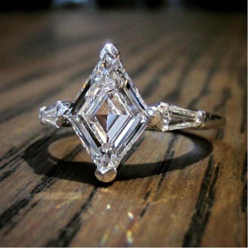 Vakker marquise forlovelsesring på fingeren. Elegant solitairering i sterlingsølv, ideell for bryllup.