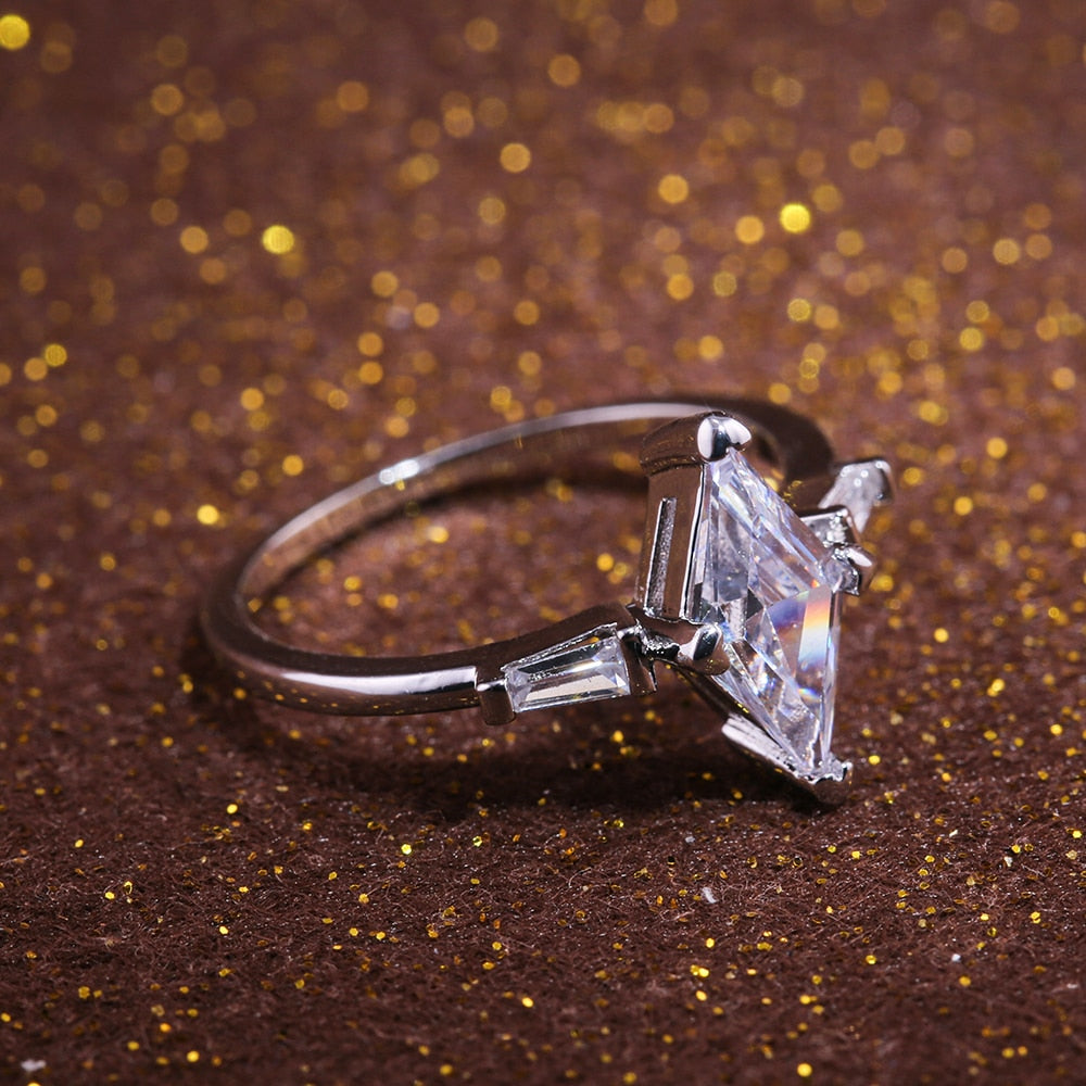 Sideprofil av elegant marquise solitaire ring. Sterlingsølv forlovelsesring med diamantlignende glans.