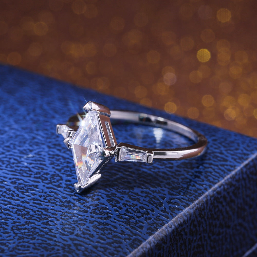Forlovelsesring i sterlingsølv med stor marquise solitaire sten. Et elegant smykke for kvinner og bryllup.