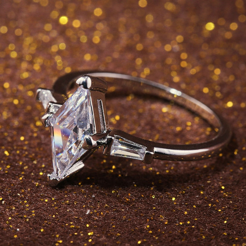 Glitrende marquise solitaire forlovelsesring. Diamantlignende sterlingsølvring, et vakkert smykke til bryllup.