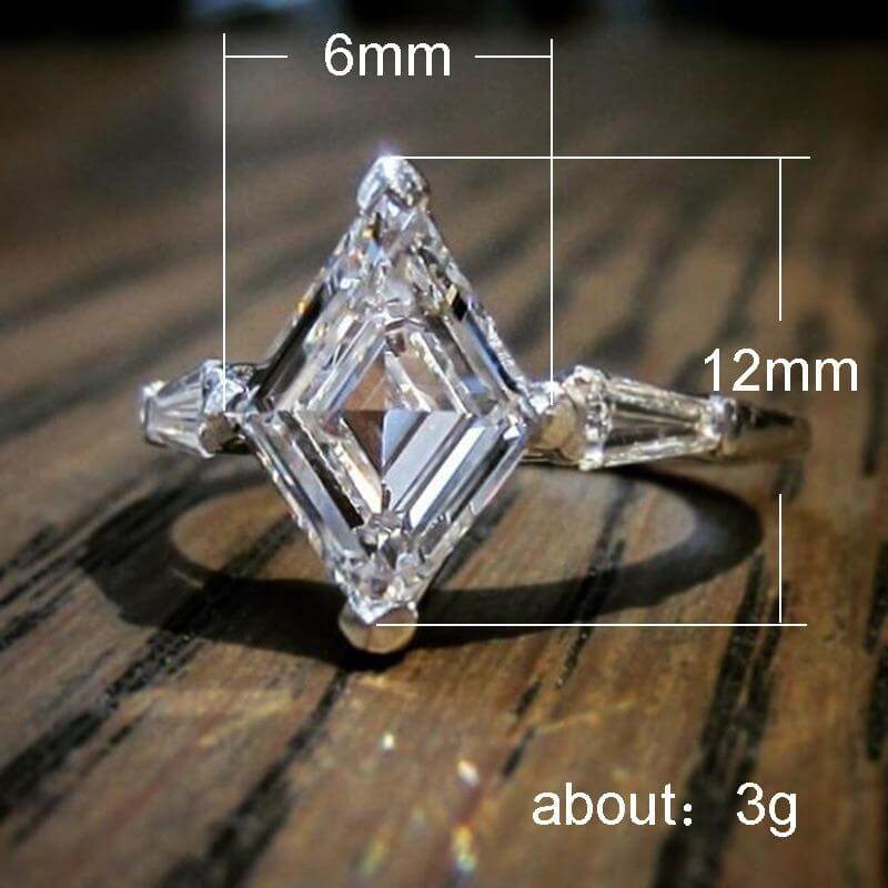 Stilren forlovelsesring med marquise sten. Solitairering i sterlingsølv, en elegant gave til kvinner.