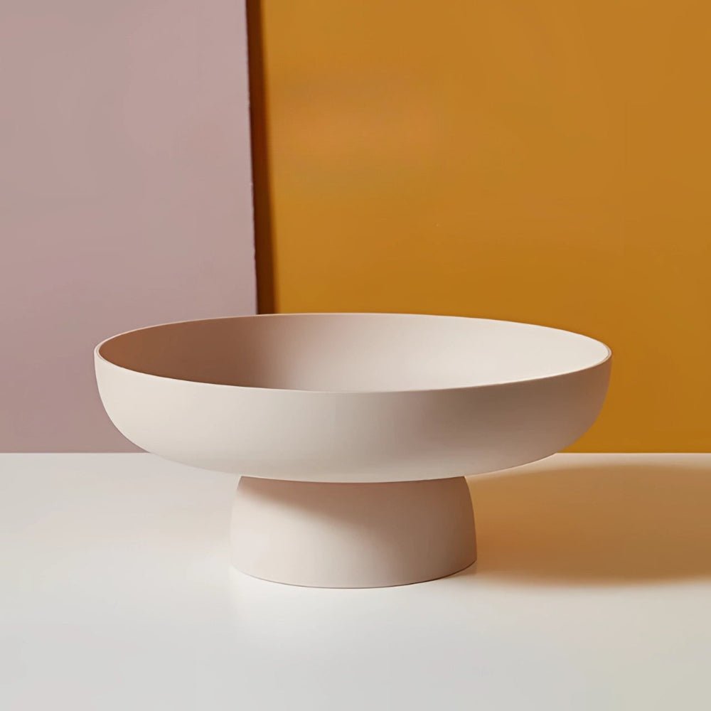 Nærbilde av elegant fruktskål, fremhever dens unike form og bidrag til klassisk interiør.