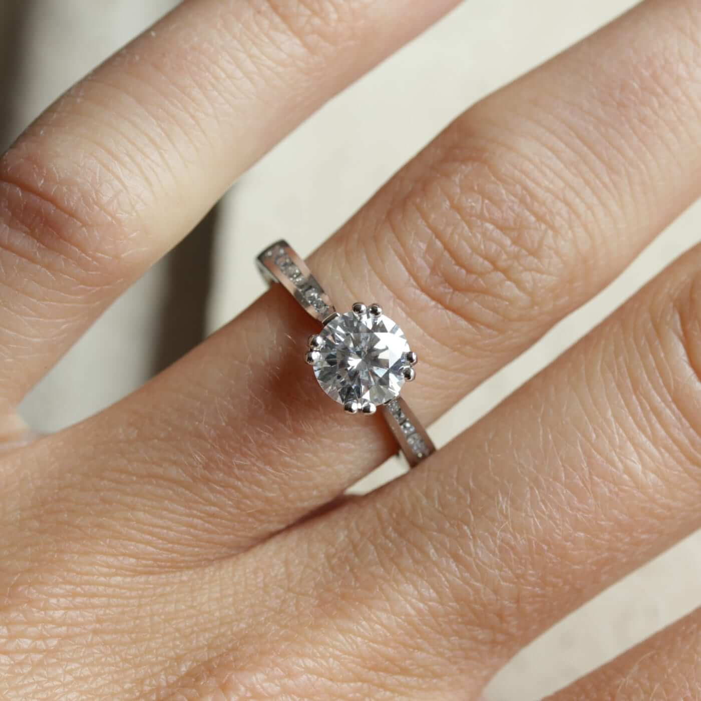 Allsidig gifteringsett. Elegante forlovelsesringer og stilfulle bryllupsringer for damer, parringer.