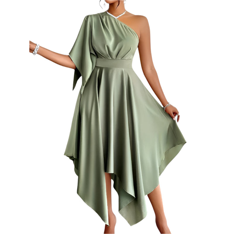 Elegant grønn asymmetrisk peplumkjole for kvinner. En stilig og komfortabel festkjole for moderne damer.