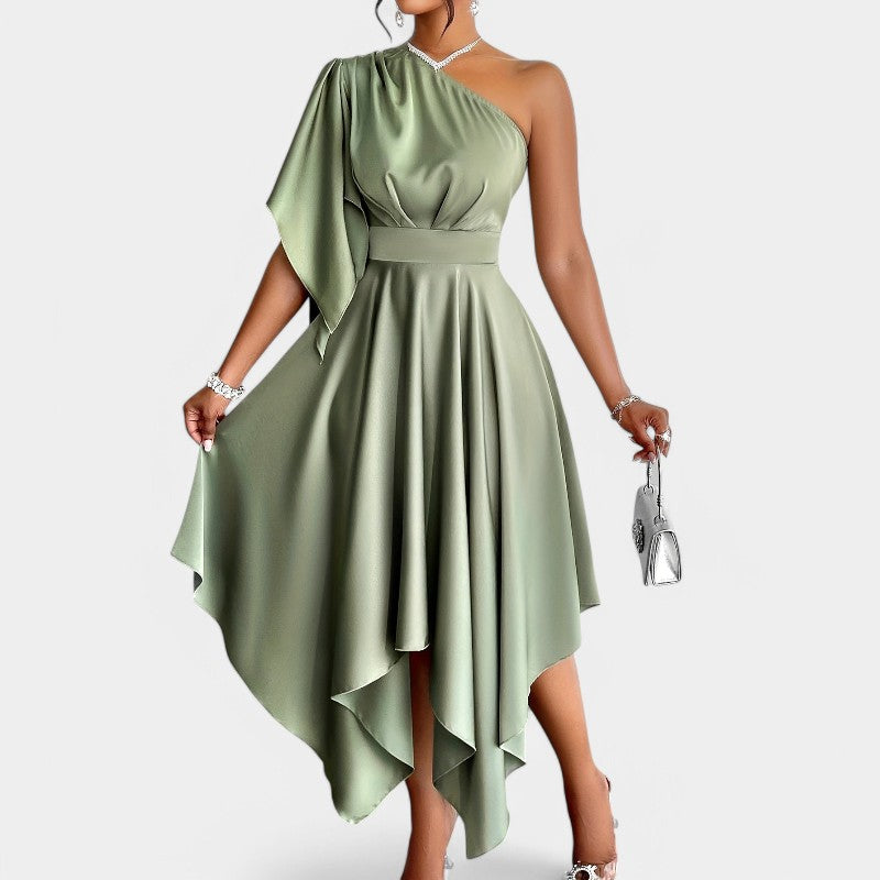 Kvinners grønne asymmetriske peplumkjole, perfekt som penkjole eller cocktailkjole. Moderne og elegant design.