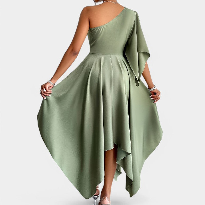 Moderne damekjole: Grønn asymmetrisk peplumkjole. Ideell som festkjole, tilbyr både eleganse og komfort.