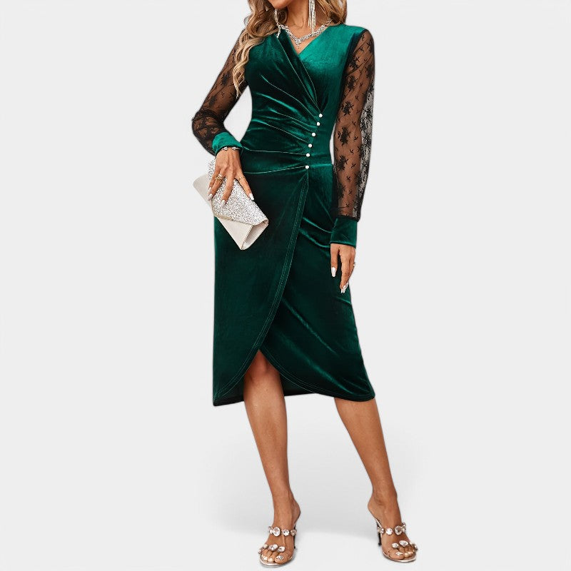 Figurnær grønn blondekjole for kvinne, elegant design med bodycon stil og moderne uttrykk.