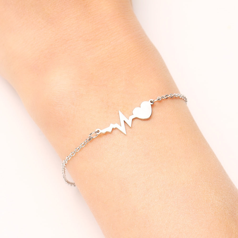 Unikt hjerteslag armbånd i gull eller sølv, et moteriktig og symbolsk smykke for kvinner.
