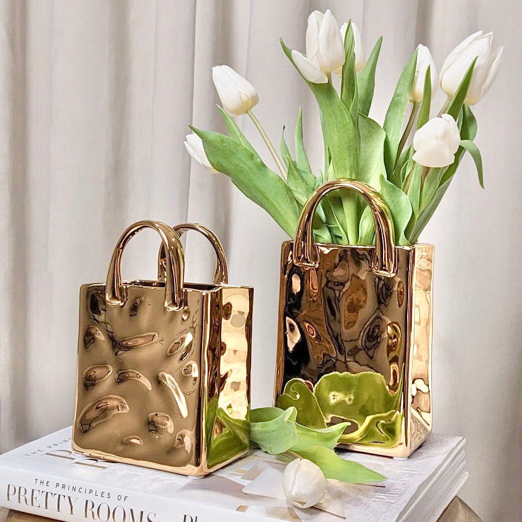 Skinnende gullvase med moderne veskeinspirert design, flott for å løfte hjemmedekoren med stil.