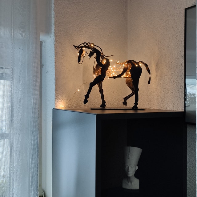 Detaljert elegant hestefigur, håndlaget interiørskulptur. Perfekt gave til hesteelskere og hjemmedekorasjon.