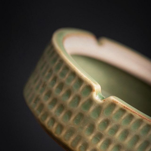 Vakkert håndlaget retro askebeger av keramikk med lokk. Elegant vintage design for interiør og dekorasjon.