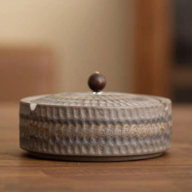 Unikt håndlaget keramikk askebeger, retro stil, med praktisk lokk for innendørs/utendørs.
