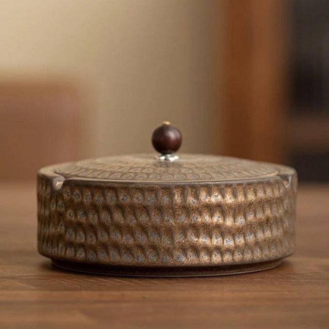 Retro askebeger med lokk, håndlaget i keramikk. Elegant for hjem og interiør.