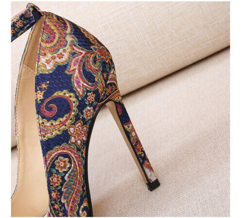 Motedesigner høyhælte pensko for kvinner. Elegante paisley festsko med stiletthæl.