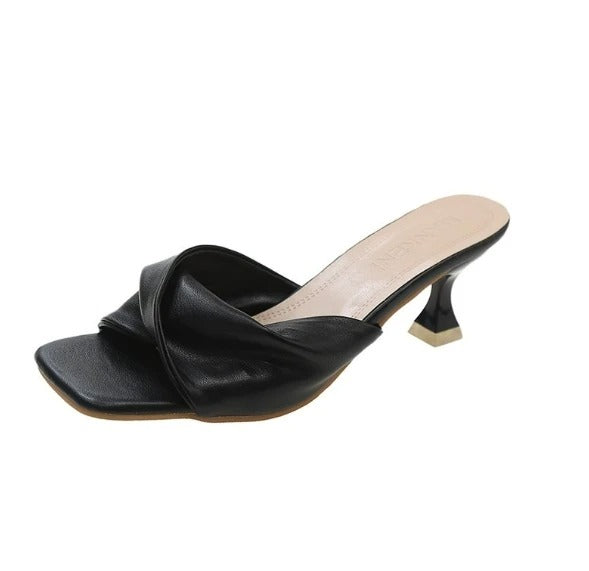 Komfortable slip-on muldyr med høy hæl og spiss tå. Moderne og elegante damessko for enhver anledning.