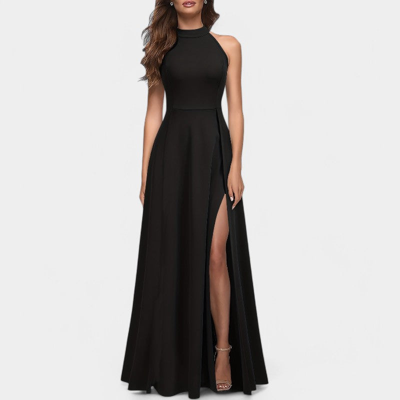Festklar dame maxikjole med elegant splitt, høy midje og halter neck. En perfekt lang sommerkjole.