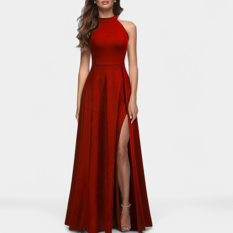Dame maxikjole med høy midje og elegant splitt. Halter neck design for sommer og festlige anledninger.