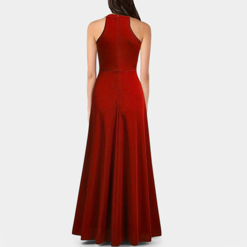 Trendy elegant maxikjole for dame med høy midje, splitt og halter neck. Perfekt for spesielle anledninger.