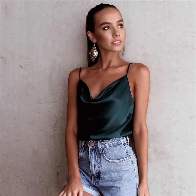 Klassisk kvinnetopp: Halterneck camisole med spaghetti stropper og V-hals. Et allsidig og elegant plagg.
