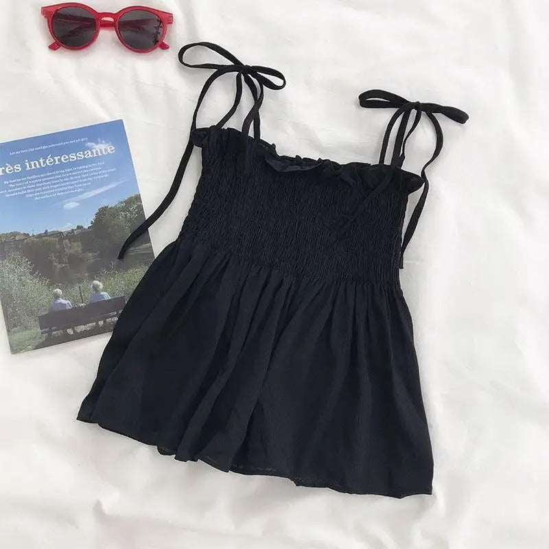 Plissert halterneck topp i lett stoff. Kvinners sommer croptop med ryggfri look for varme dager.