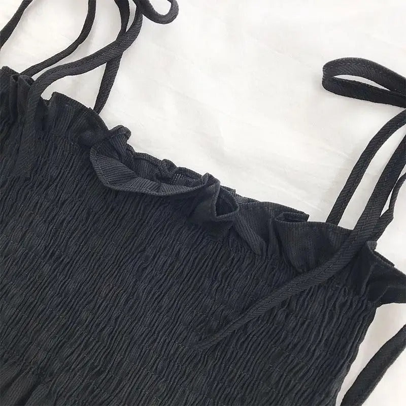 Ryggfri halterneck topp i elegant design. Lett og sval plissert topp for kvinner, ideell for sommerfest.