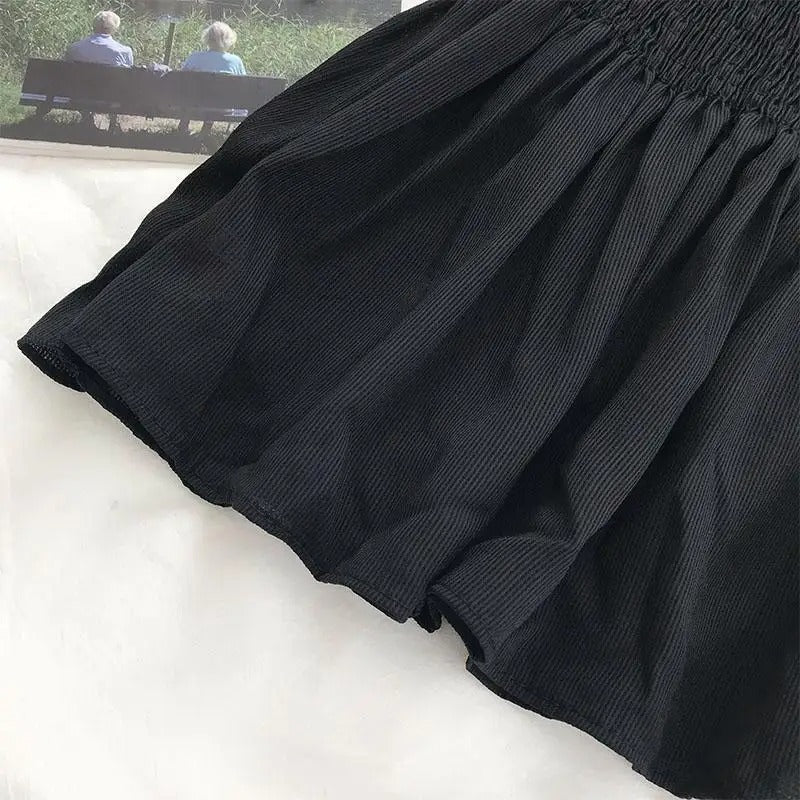 Halterneck croptop for dame med plissert design. Denne ryggfrie toppen er perfekt for en lett sommerstil.